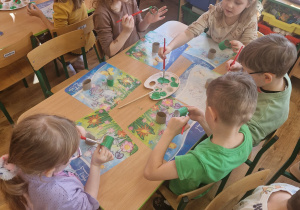 Dzieci malują farbami