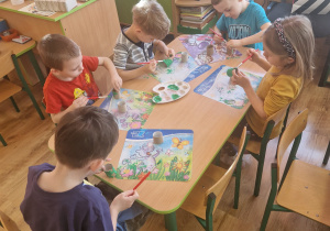 Dzieci malują farbami