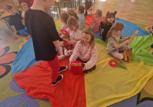 Chłopiec wręcza prezent koleżance z okazji Dnia Kobiet