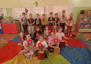 Dziewczynki prezentują prezenty od kolegów z grupy