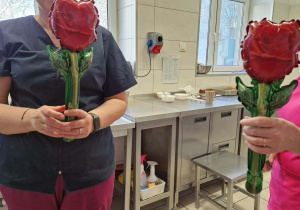 Panie prezentują kwiatki