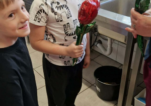 Chłopcy wręczają kwiatki dla Pań