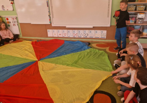 Chłopiec składa życzenia koleżankom z grupy z okazji nadchodzącego Dnia Kobiet