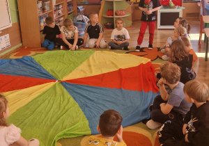 Chłopiec składa życzenia koleżankom z grupy z okazji nadchodzącego Dnia Kobiet