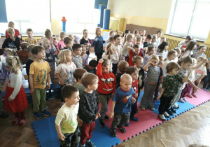 Dzieci naśladują ruchy prowadzącego