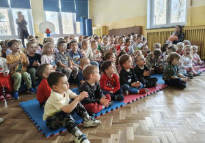 Dzieci w oczekiwaniu na koncert