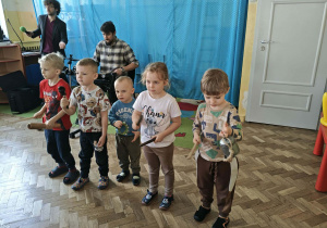 Dzieci grają na instrumentach