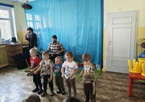 Dzieci grają na instrumentach