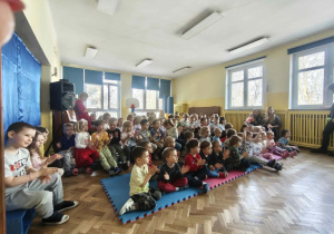 Dzieci uczestniczą w koncercie muzycznym