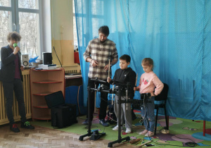 Dwoje dzieci podejmuje próby grania na perkusji