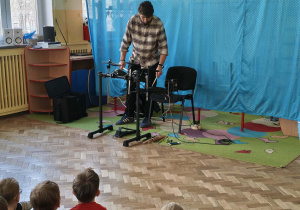 Gość koncertu prezentuje dzieciom perkusje