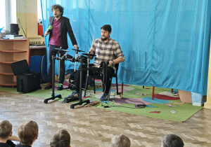 Pan Jacek prezentuje dzieciom perkusje