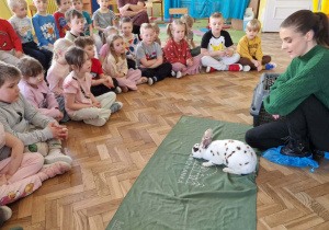 Dzieci przyglądają się zwierzętom