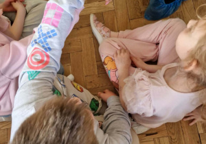 dzieci głaszczą szynszyle