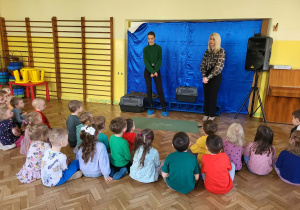 Dzieci słuchają informacji o zwierzętach