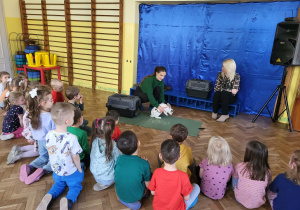 Dzieci oglądają króliczka