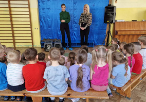 Dzieci słuchają informacji o zwierzętach