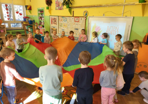 Dzieci bawią się z chustą animacyjną