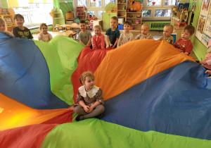 Dzieci bawią się z chustą animacyjną