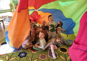 Dzieci bawią się z chustą animacyjną