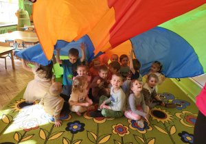 Dzieci bawią się z chustą animacyjną