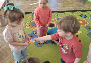 Chłopiec wręcza dziewczynce prezent