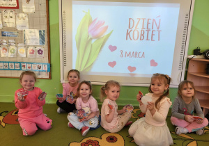 Dziewczynki siedzą z prezentami