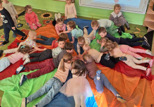 Dzieci bawią się z chustą animacyjną