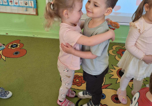 Chłopiec wręcza dziewczynce prezent