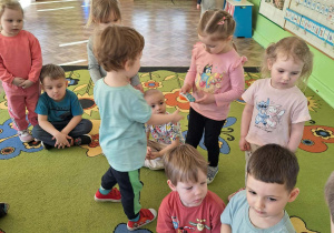 Chłopiec wręcza dziewczynce prezent