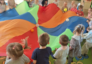 Dzieci bawią się z chustą animacyjną