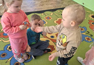 Chłopiec wręcza dziewczynce prezent