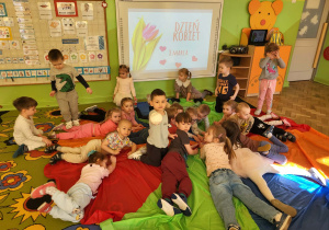 Dzieci bawią się z chustą animacyjną