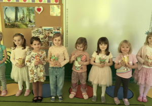 Dziewczynki z prezentami od chłopców