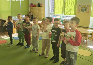 Chłopcy z prezentami dla dziewczynek