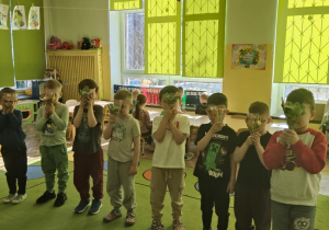 Chłopcy z prezentami dla dziewczynek