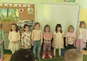 Dziewczynki stoją w półkolu