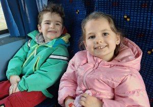 Dzieci siedzą w autokarze