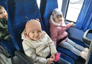 Dzieci siedzą w autokarze