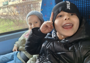 Dzieci siedzą w autokarze