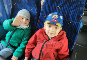 Dzieci siedzą w autokarze