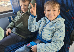 Dzieci siedzą w autokarze