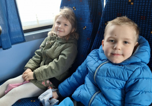 Dzieci siedzą w autokarze