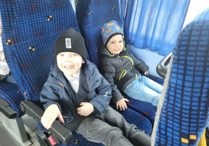 Dzieci siedzą w autokarze