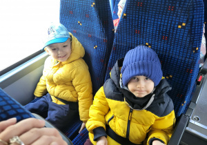 Dzieci siedzą w autokarze