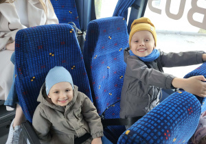 Dzieci siedzą w autokarze