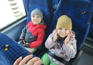 Dzieci siedzą w autokarze