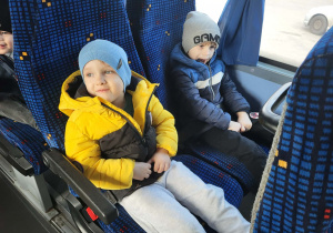 Dzieci siedzą w autokarze