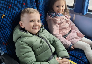 Dzieci siedzą w autokarze