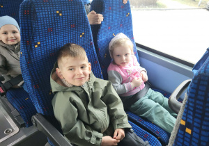 Dzieci siedzą w autokarze